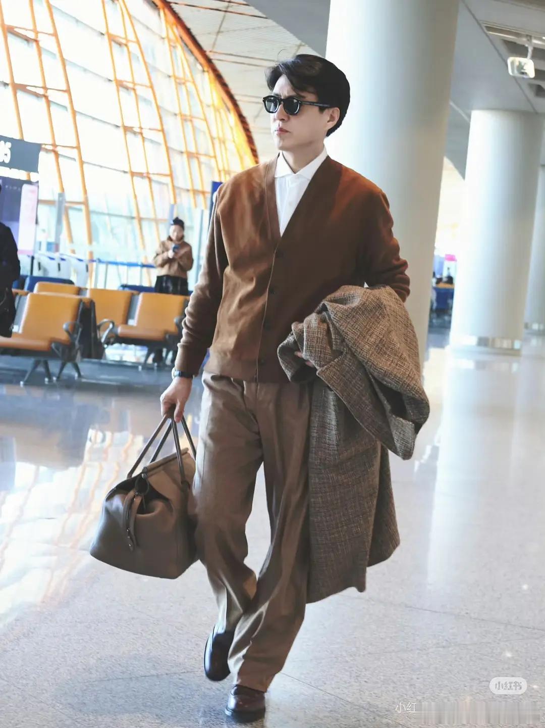 靳东老师这套美拉德色系的大衣造型不错哦！很久没看到他的机场look了！ 