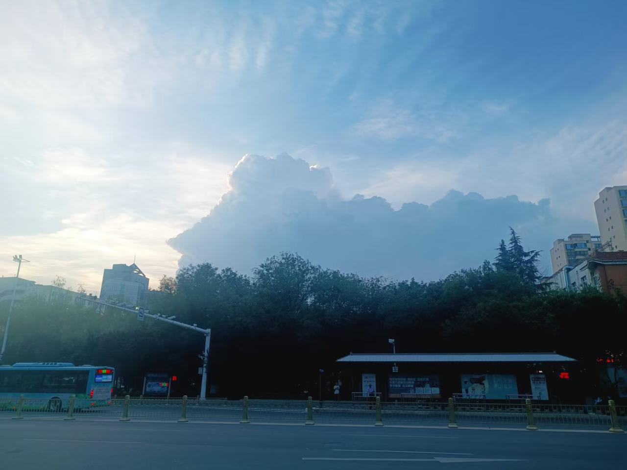 昨天下午，运城盐湖的天空乌云密布，各路管事的汇聚如此，好像在召开紧急会议；黑压压