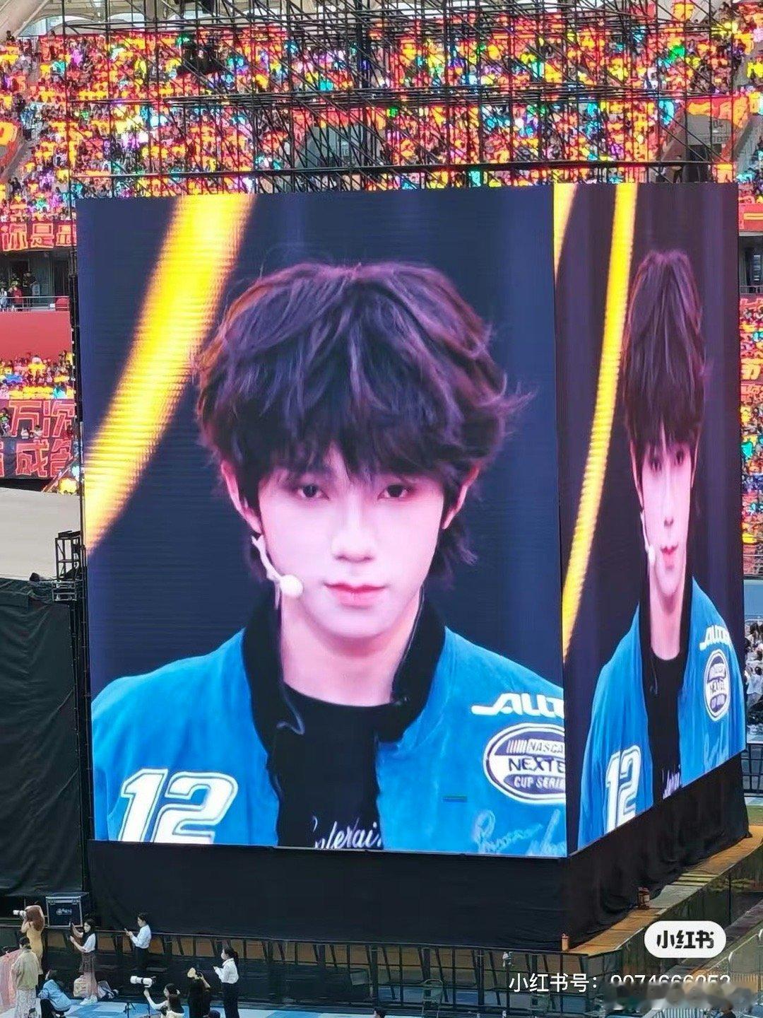 随手一拍王橹杰就是神图，四代门面的含金量还是高哈王橹杰新音舞台状态