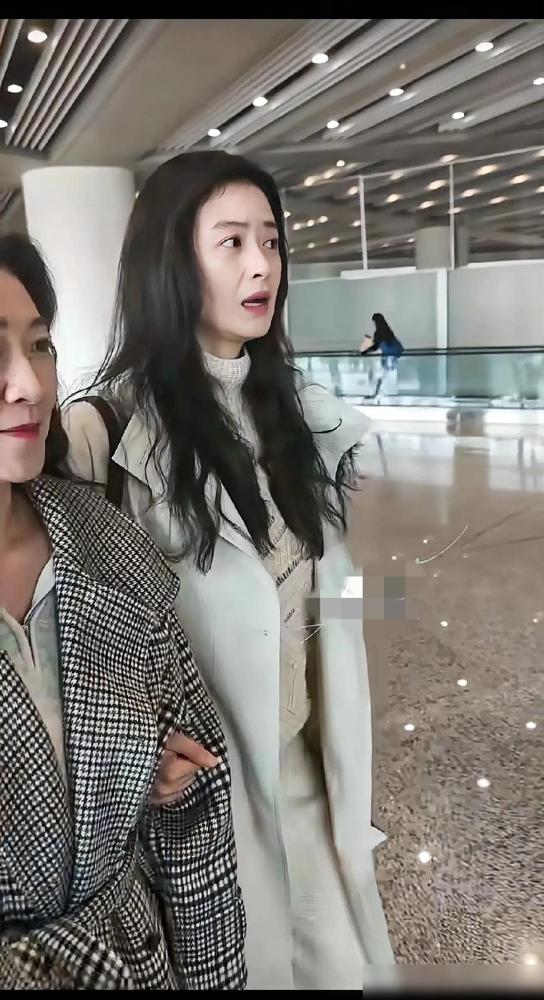 42岁的蒋欣竟然任由白发在镜头前乱晃。她这张曾经圆润的脸，现在瘦得皮肉松垮，甚至