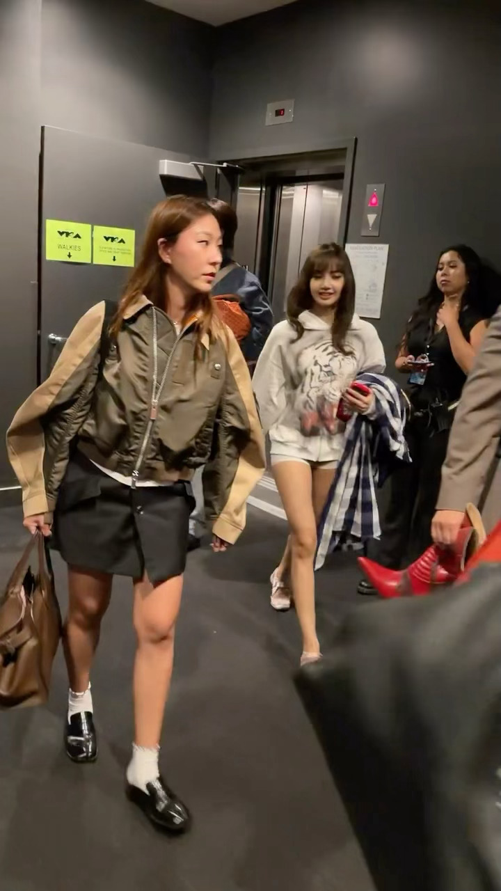 LISA[超话]  🧡 lisa获vma最佳流行歌手 260928  VMA后