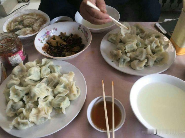 人生最头痛的事情，不是你没有饺子吃，而是有饺子你吃不起，有时候饺子就在你面前，你