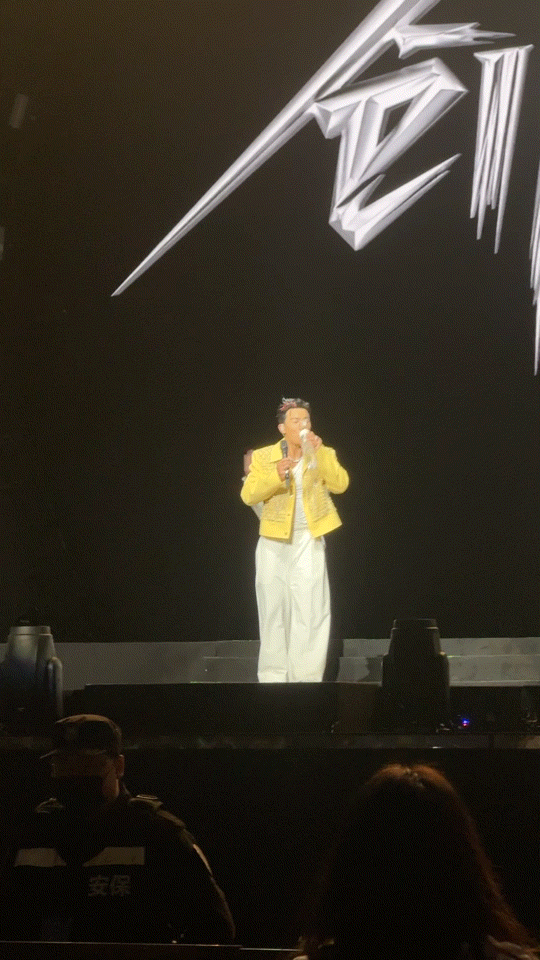 在刘畊宏演唱会跳疯了  谁家好人看演唱会跳操啊  看到刘畊宏亮相就知道还是熟悉的