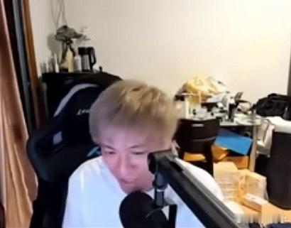 眼子：我其实还是挺适应打职业的生活的，大家住在一起很热闹。你别说我打职业经常住三