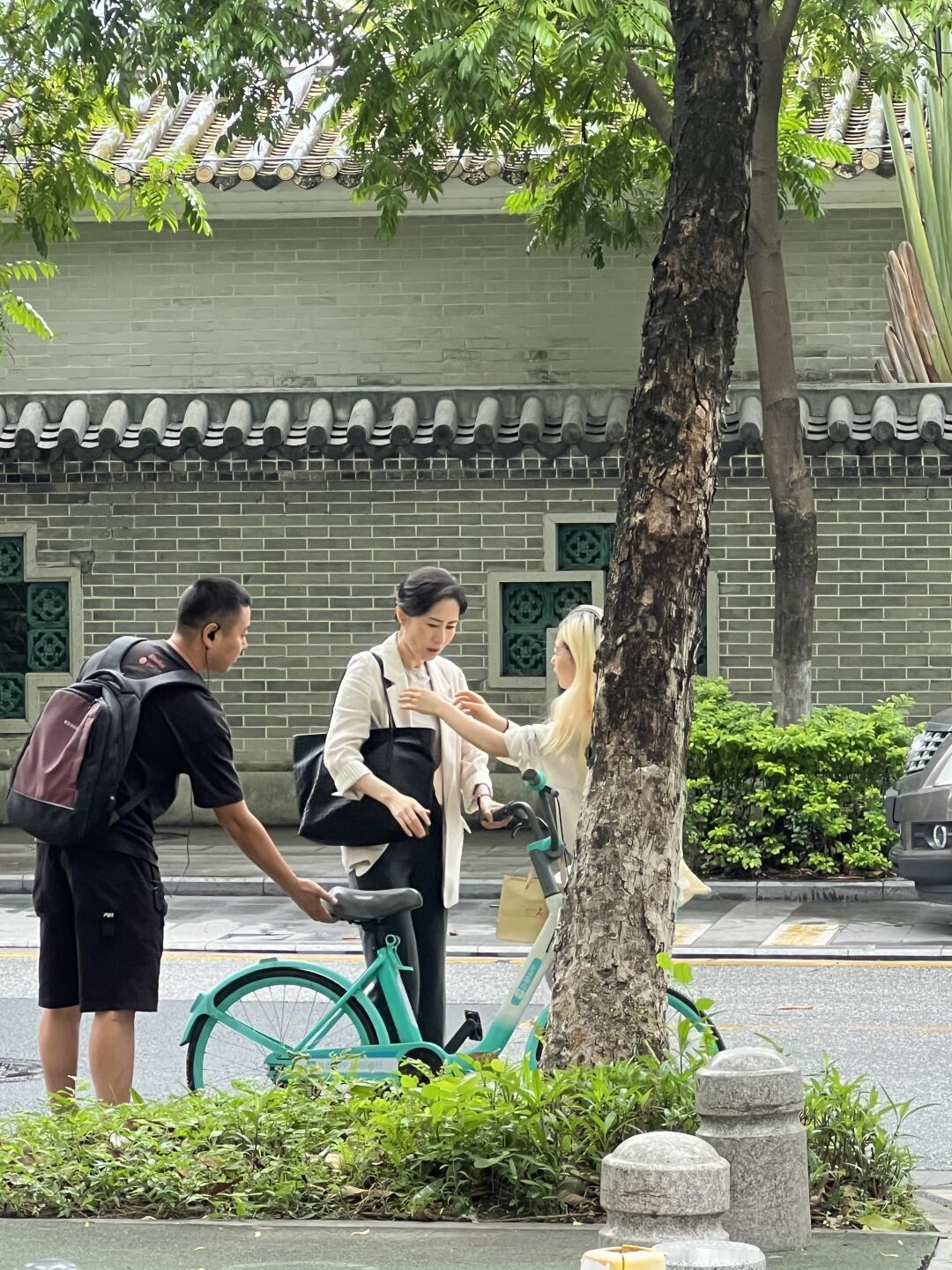 2026年5月初，50岁刘敏涛在广东街头被偶遇，当时正在当地拍戏，生图随即走红。