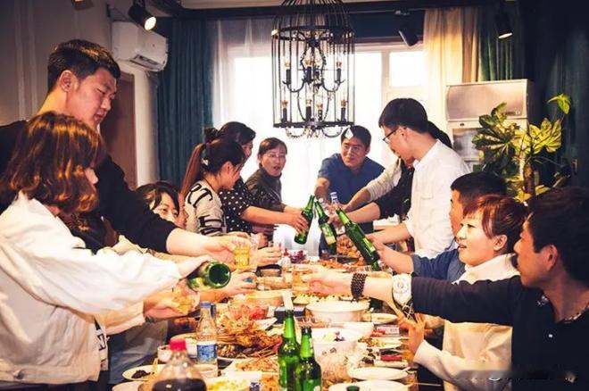办公室一个同事离职了，他说请大家吃个饭，办公室 9 个人全去了，大家差不多点了 