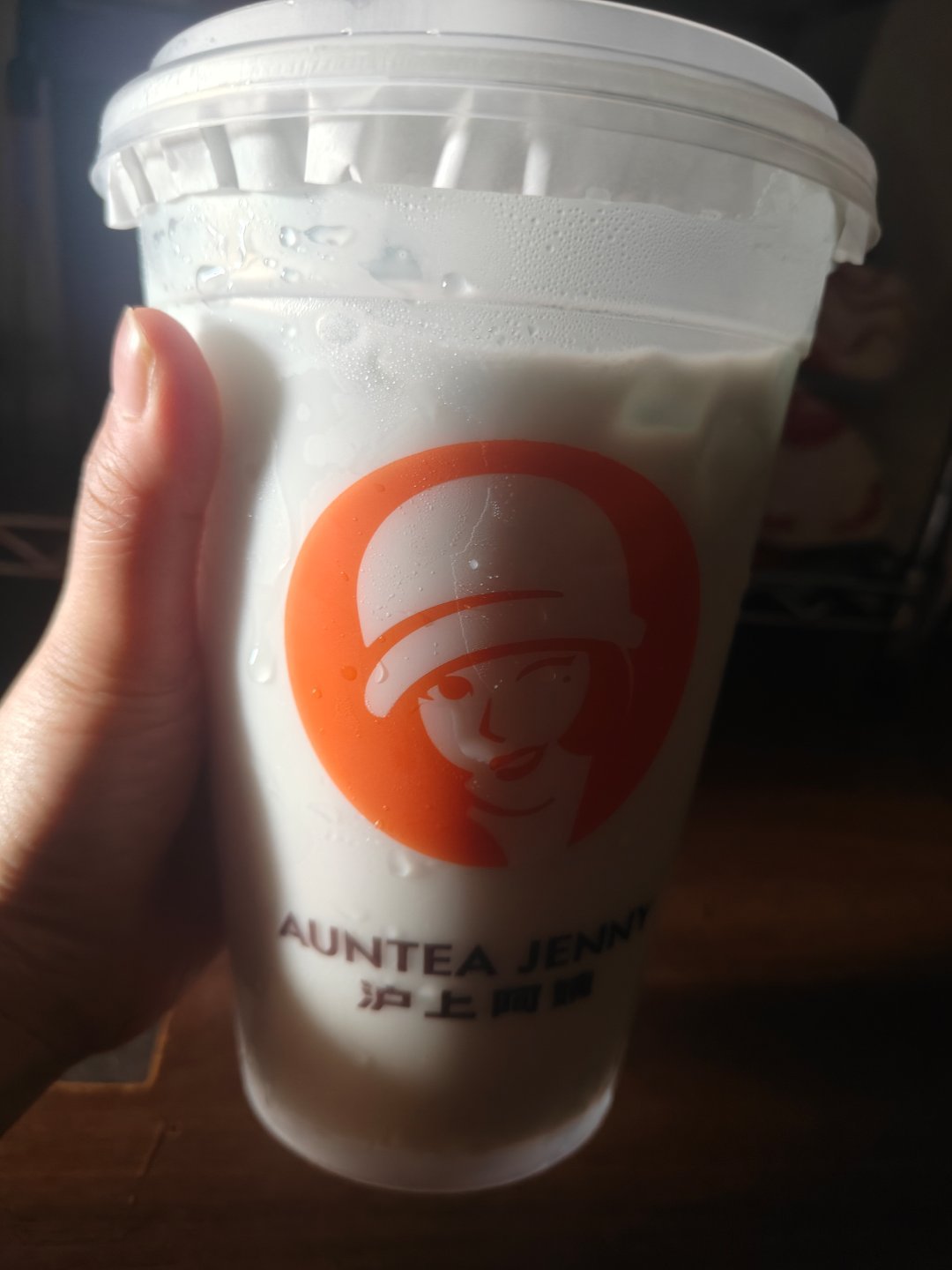 好大一杯冰奶 够跑几趟厕所了 