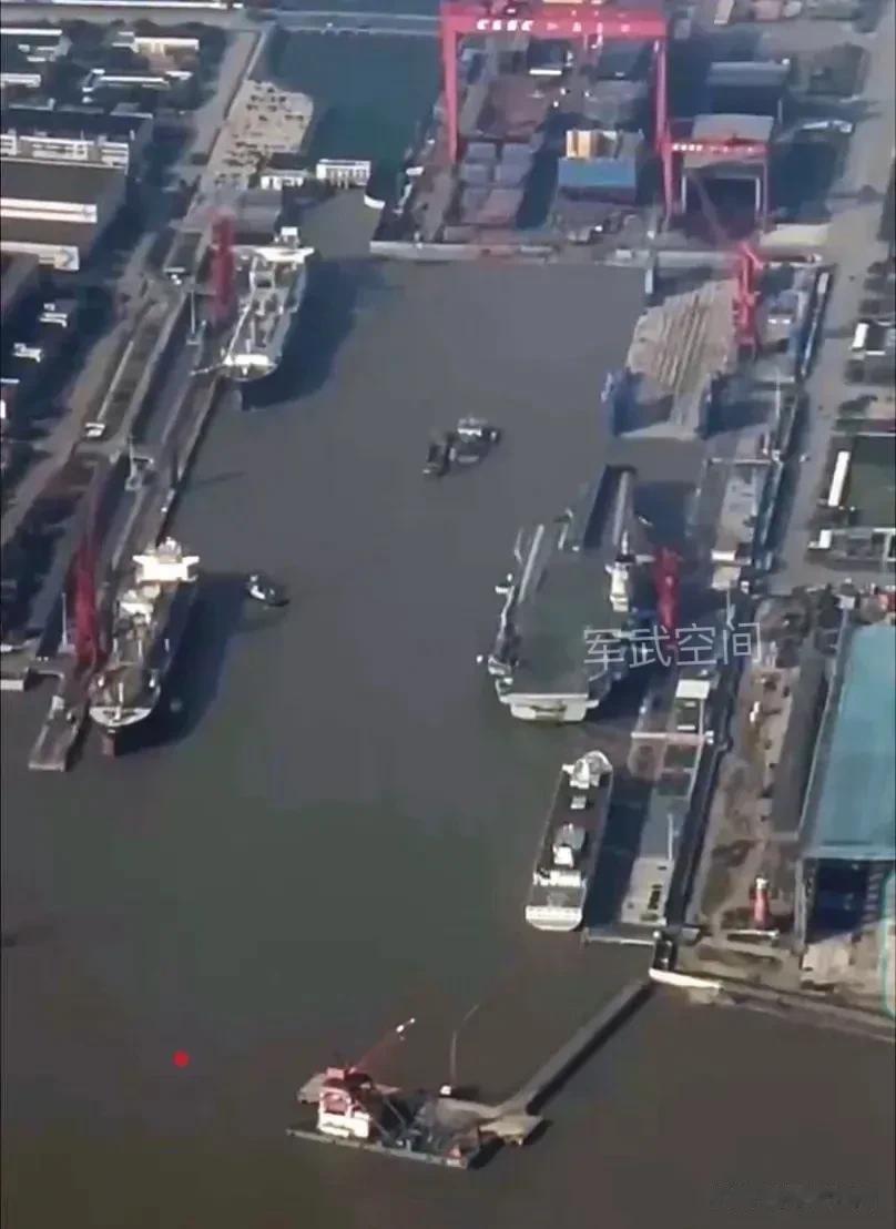 福建舰第二条弹射器工棚已拆除。
我们从8月10日最新曝光的图片可以看到，航母舰岛