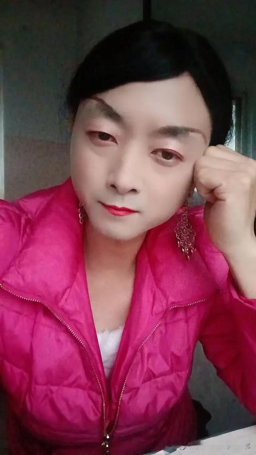 时尚大叔男扮女装自拍
看着自己变装的样子，越来越喜欢自己了，喜欢女装的样子，喜欢