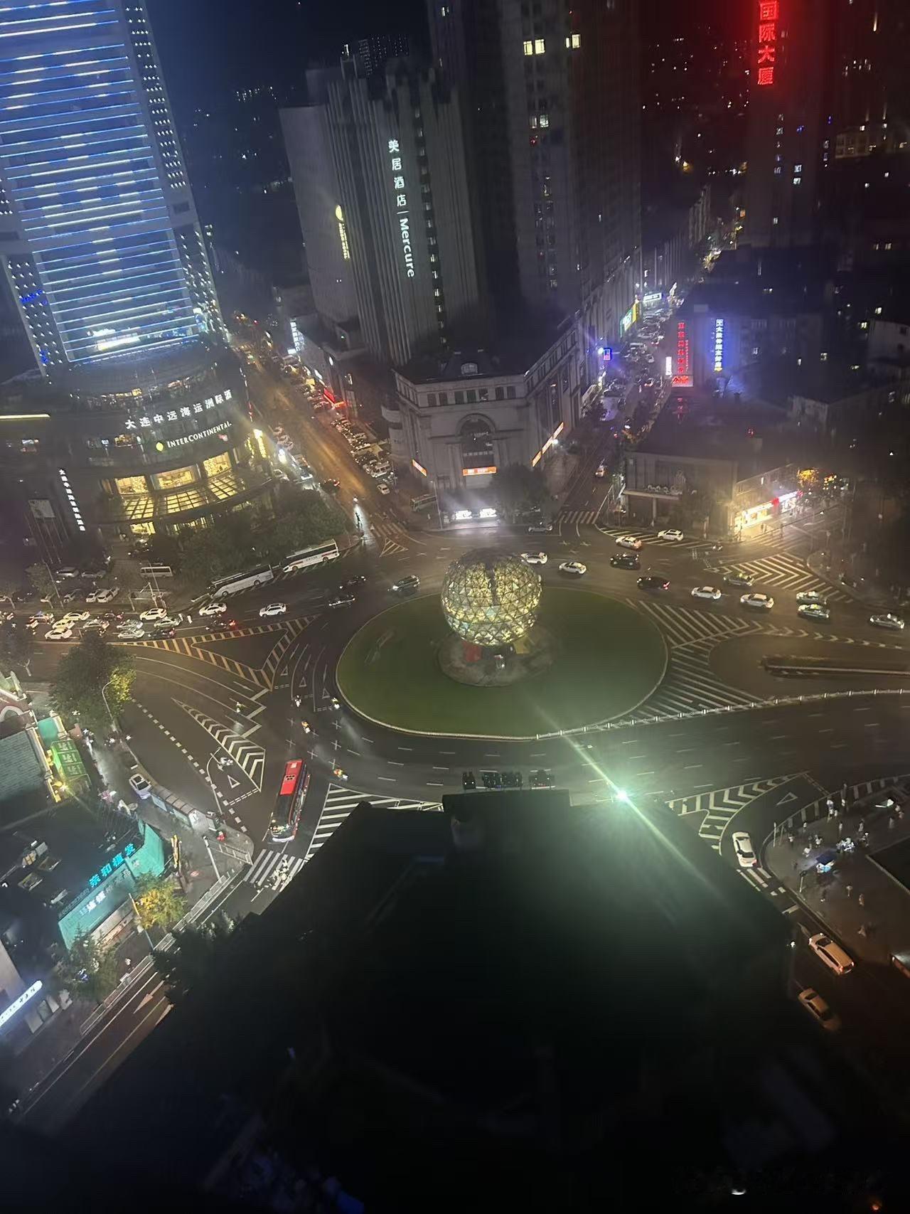 8月13日夜晚，水晶球重新点亮夜空。大连友好广场水晶球，沉寂多年，终于再度点亮。