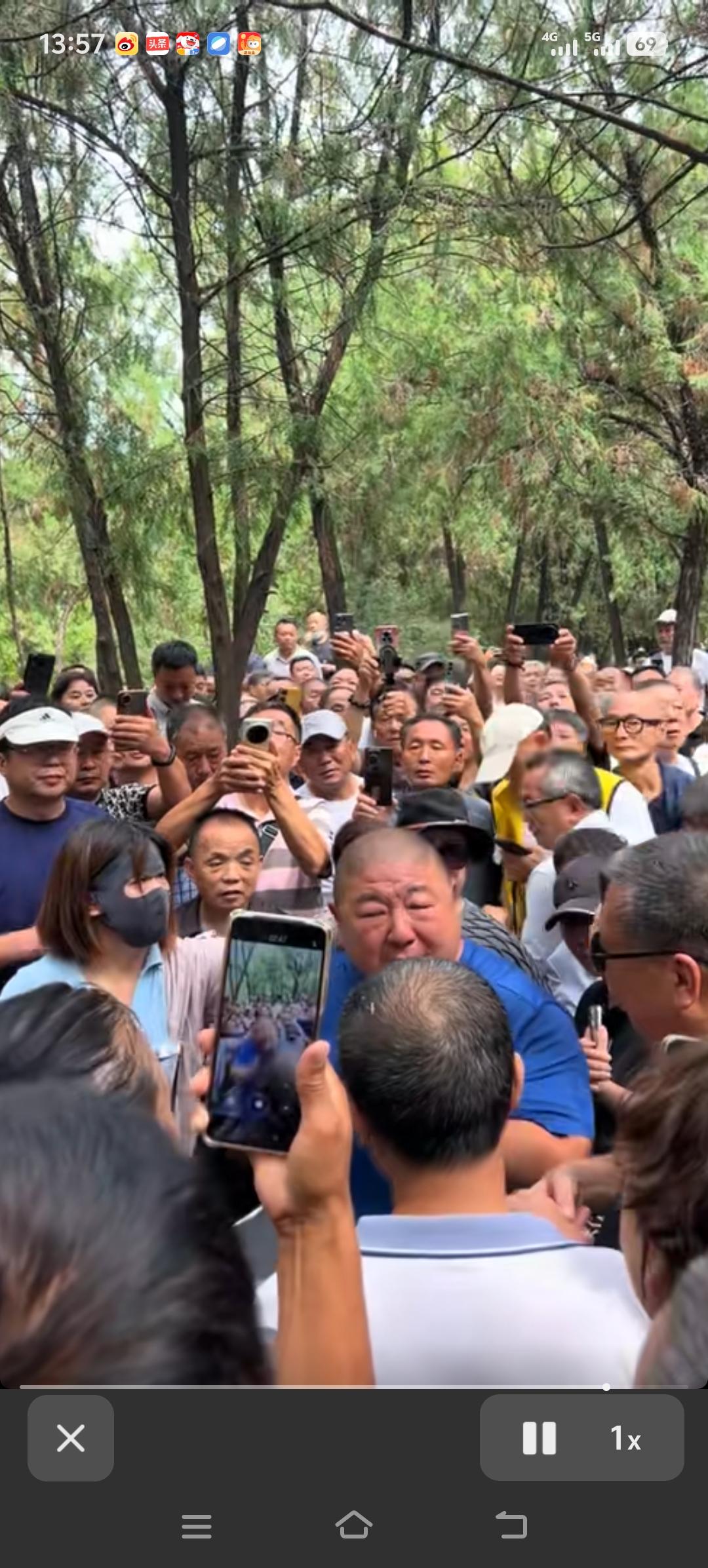 济南四里山中国摔跤场今天人山人海，他们主要是来看跤场创始人之一刘旗的告别演出赛。