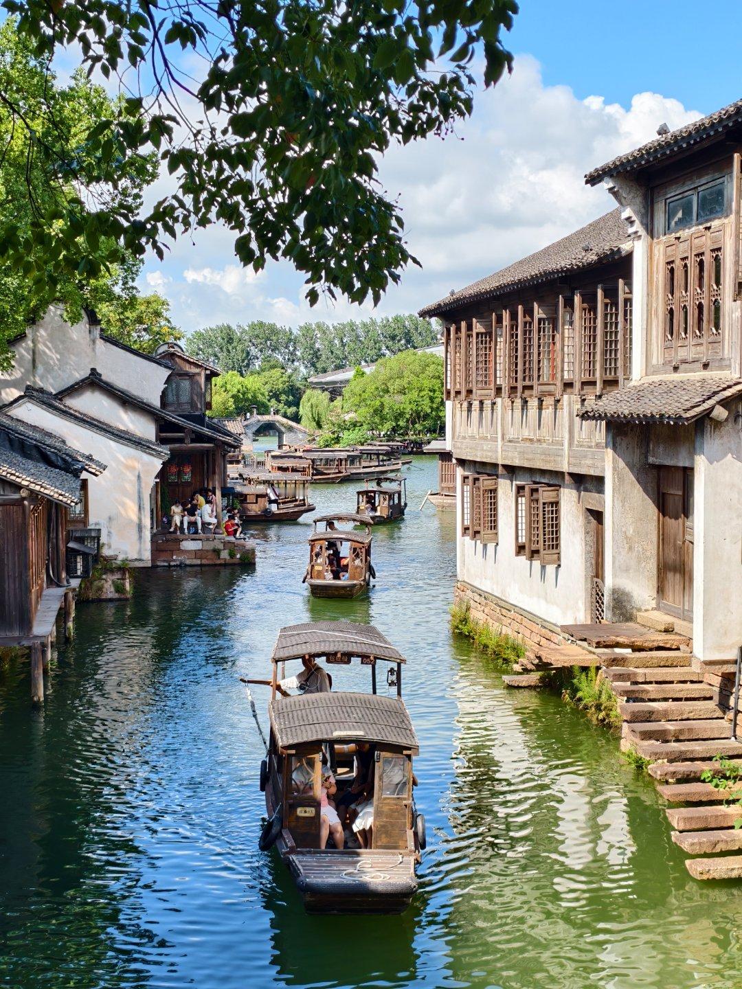 走马观花逛逛乌镇西栅[羞嗒嗒]溪河成街，桥街相连，依河筑屋，过街骑楼，穿竹石栏，