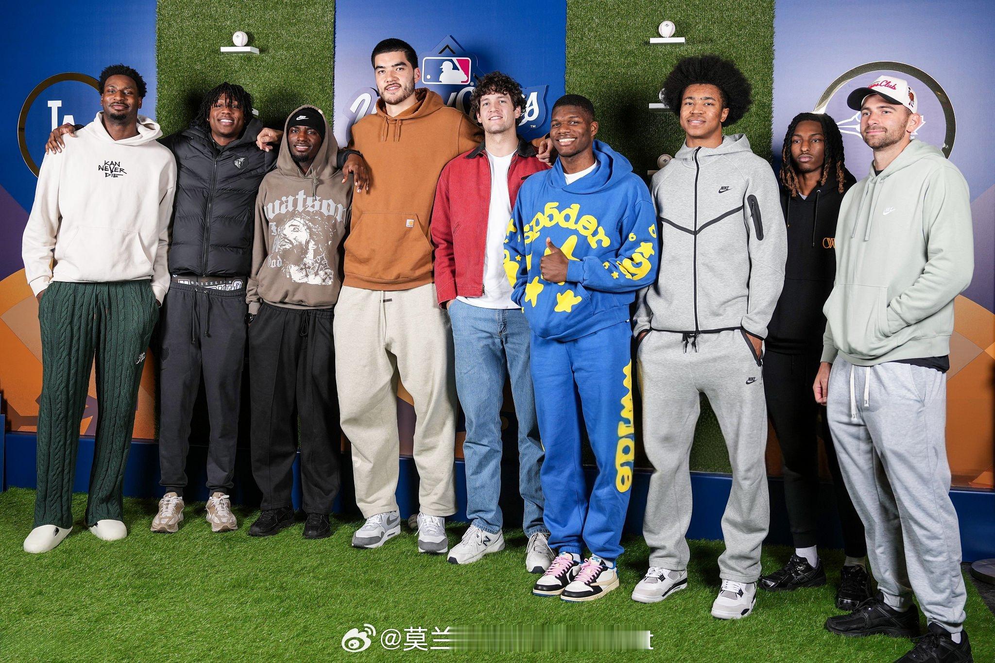 灰熊队几位球员一起出去的合照，没看到莫兰特！莫兰特被球队禁赛一场莫兰特热爱篮不住