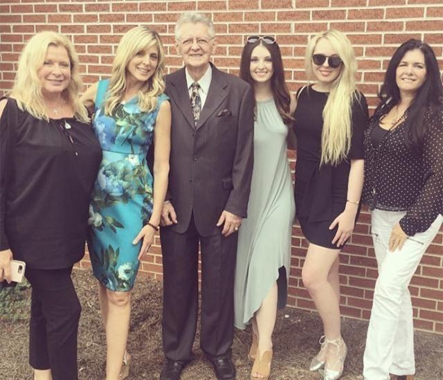 蒂芙尼，特朗普的小女儿。奥米娜，拜登的孙女。她们同框合影，美得不同。