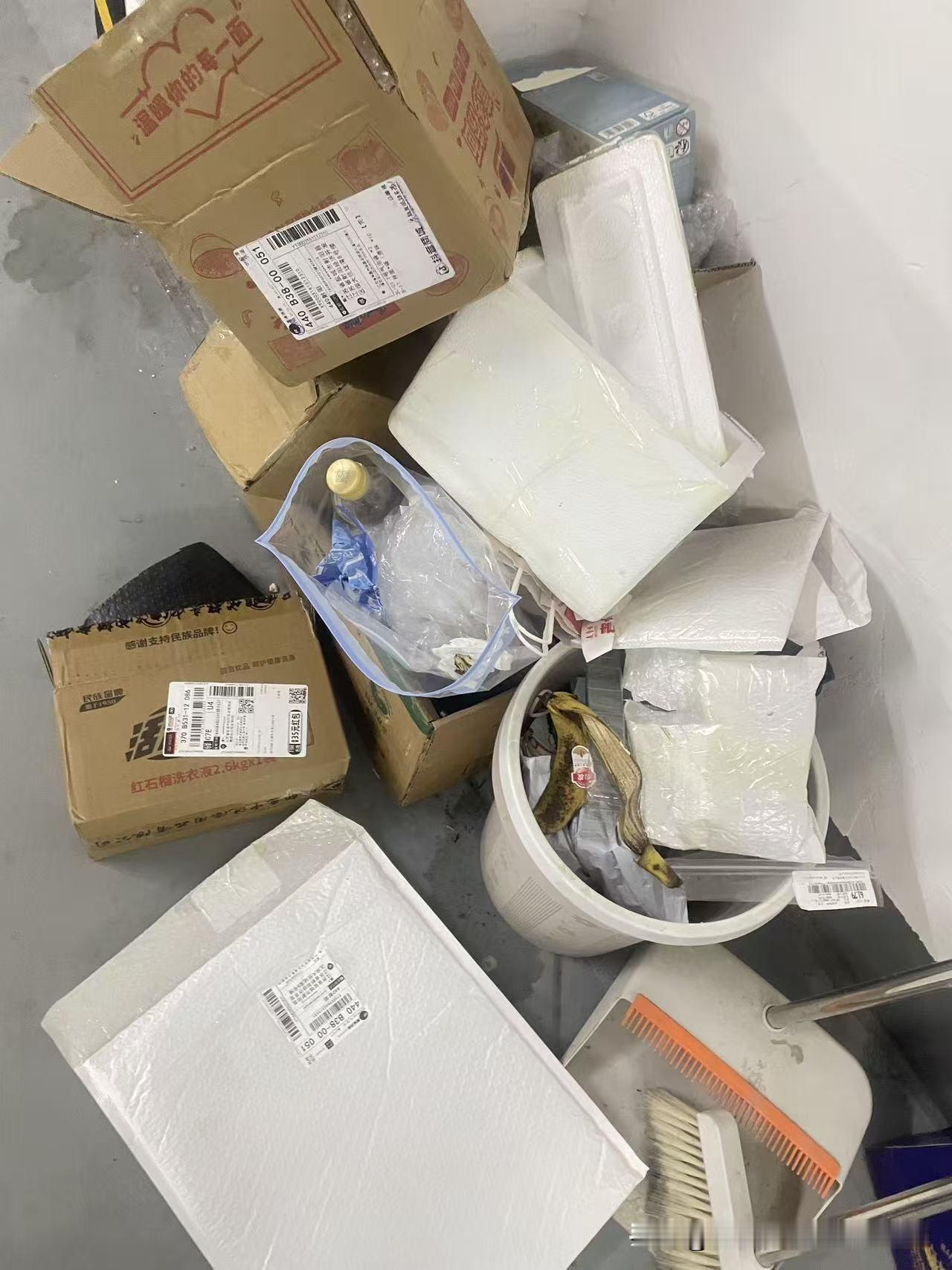 今天是金碧物业走后的第71天。

今天我们这栋楼的一位业主说，地下车库快被变成了