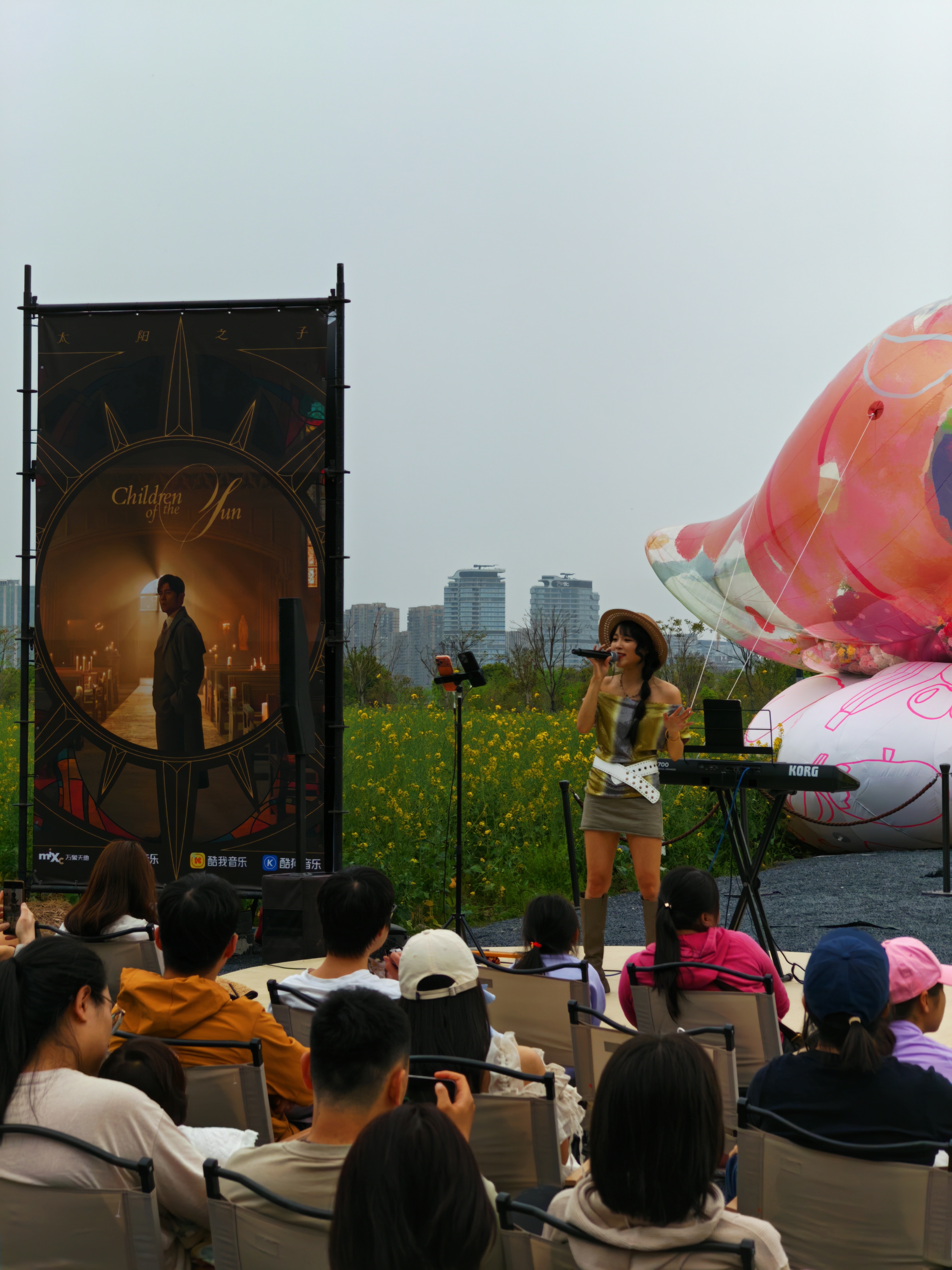 杭州这几天是一个巨大的周杰伦后援现场刚路过万象天地还有专场演出还特意开辟了一块油