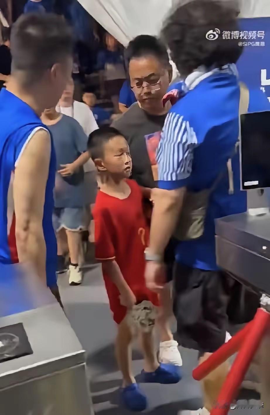我看了视频，几个申花球迷一直围着父子两大声质问：“你觉得这样合适伐？”
到底是什