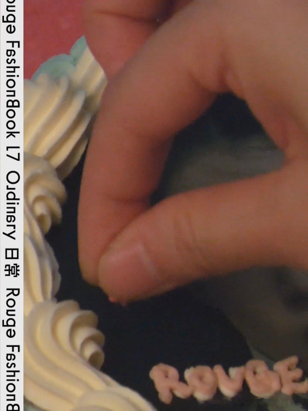 沈佳润变成了甜甜的蛋糕沈佳润每次营业都好甜啊～ 星星+自己照片的蛋糕，复古风好好