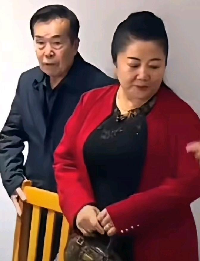 今天见到何庆魁的后老伴了
真是太像高秀敏老师了
看来《甄嬛传》里的莞莞类卿不是个