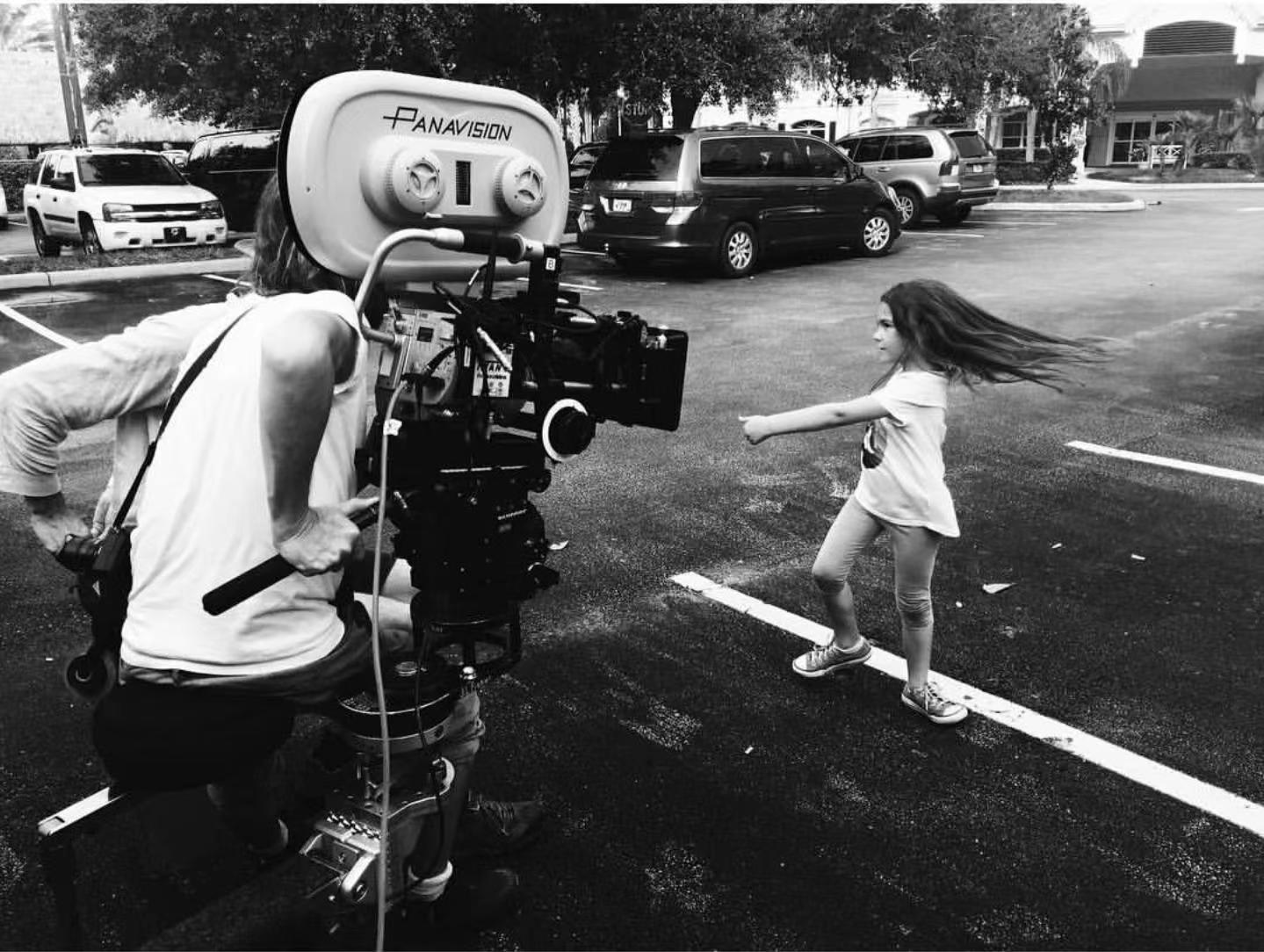 今天是肖恩·贝克导演的55岁生日图1、2为《佛罗里达乐园》幕后片场照，图3是《橘