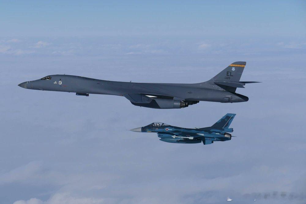 B-1B轰炸机与F-2战斗机在联合训练中军事历史全触达