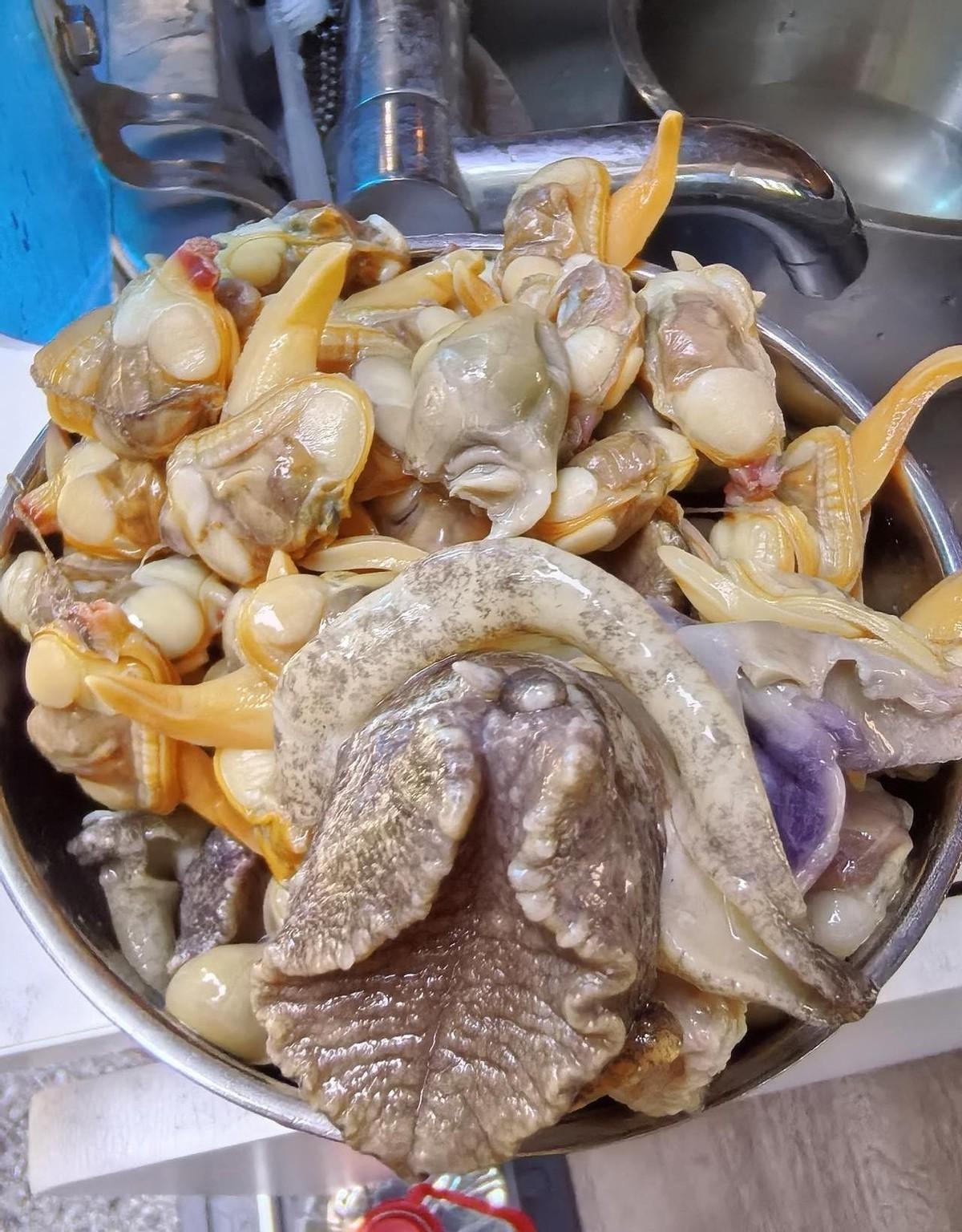总有人说丹东物价不便宜，这次在国门湾早市算是亲身体会到了。
花30块钱买了点海螺