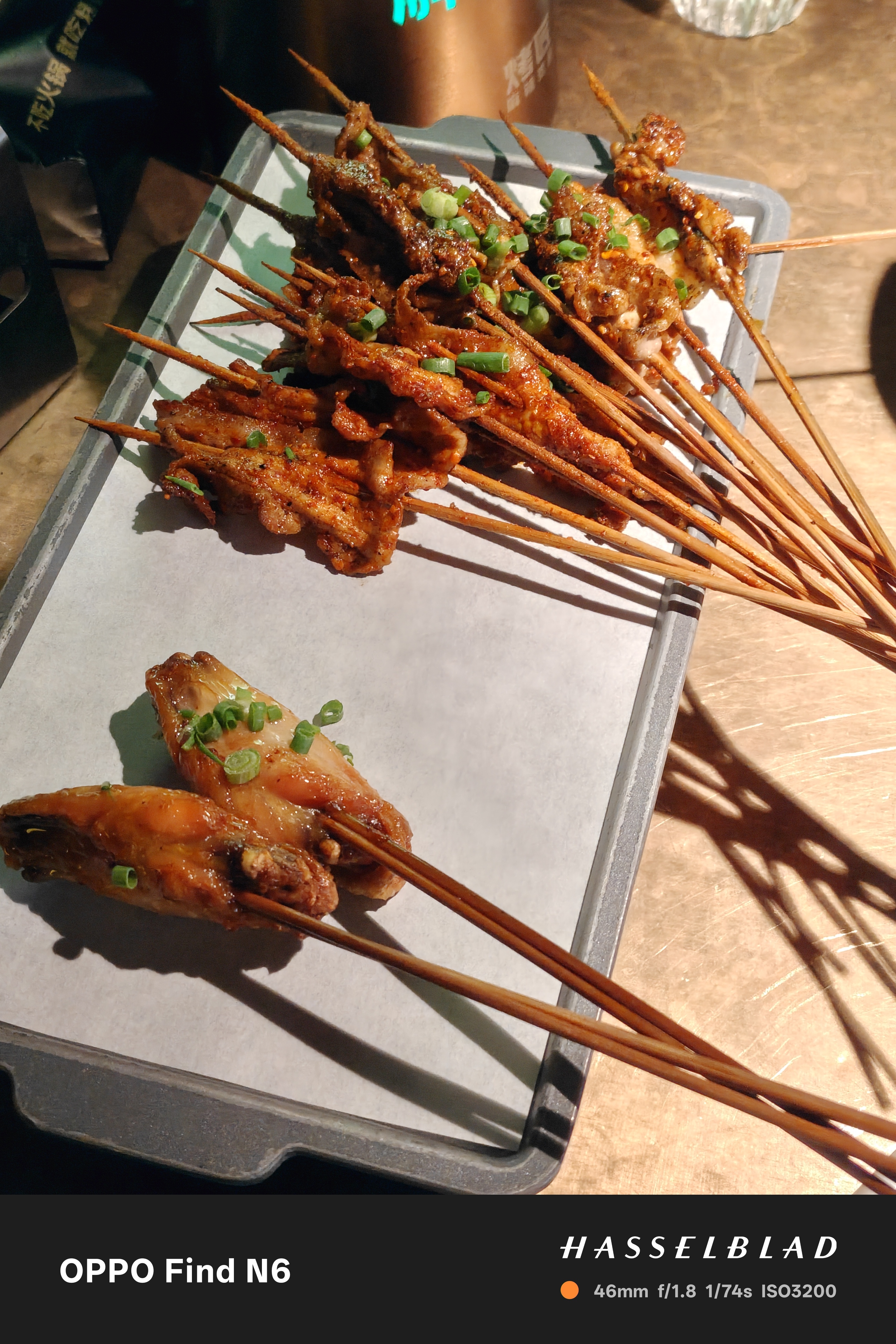 今晚跟发小吃宵夜，套餐里的茶酒我看成茶水了，幸亏他多看了一眼，不然我转头就被交警