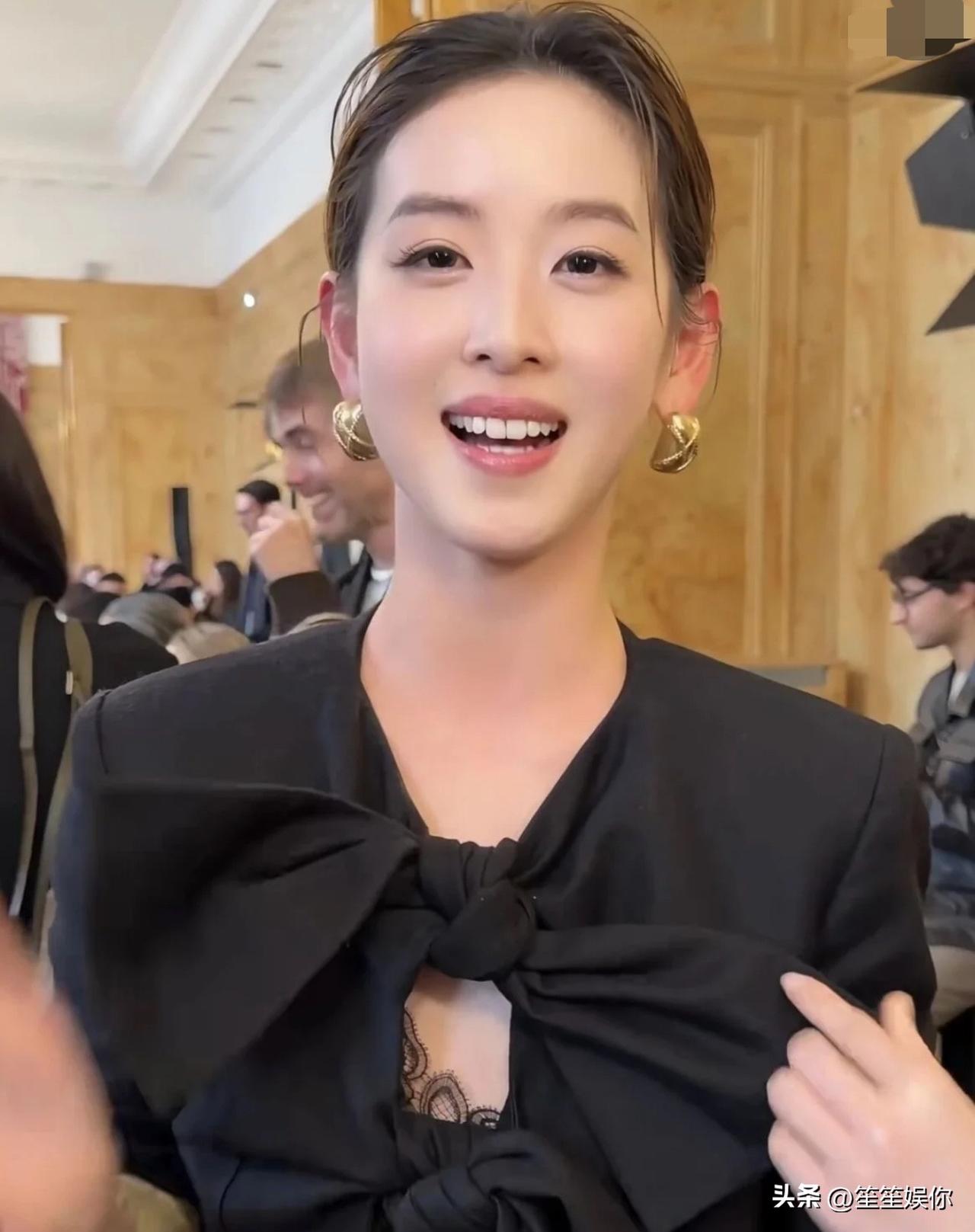 不知道章泽天现在喜欢穿的很成熟挂。长得又很幼态，富婆风和她就不是很大搭，底子太薄