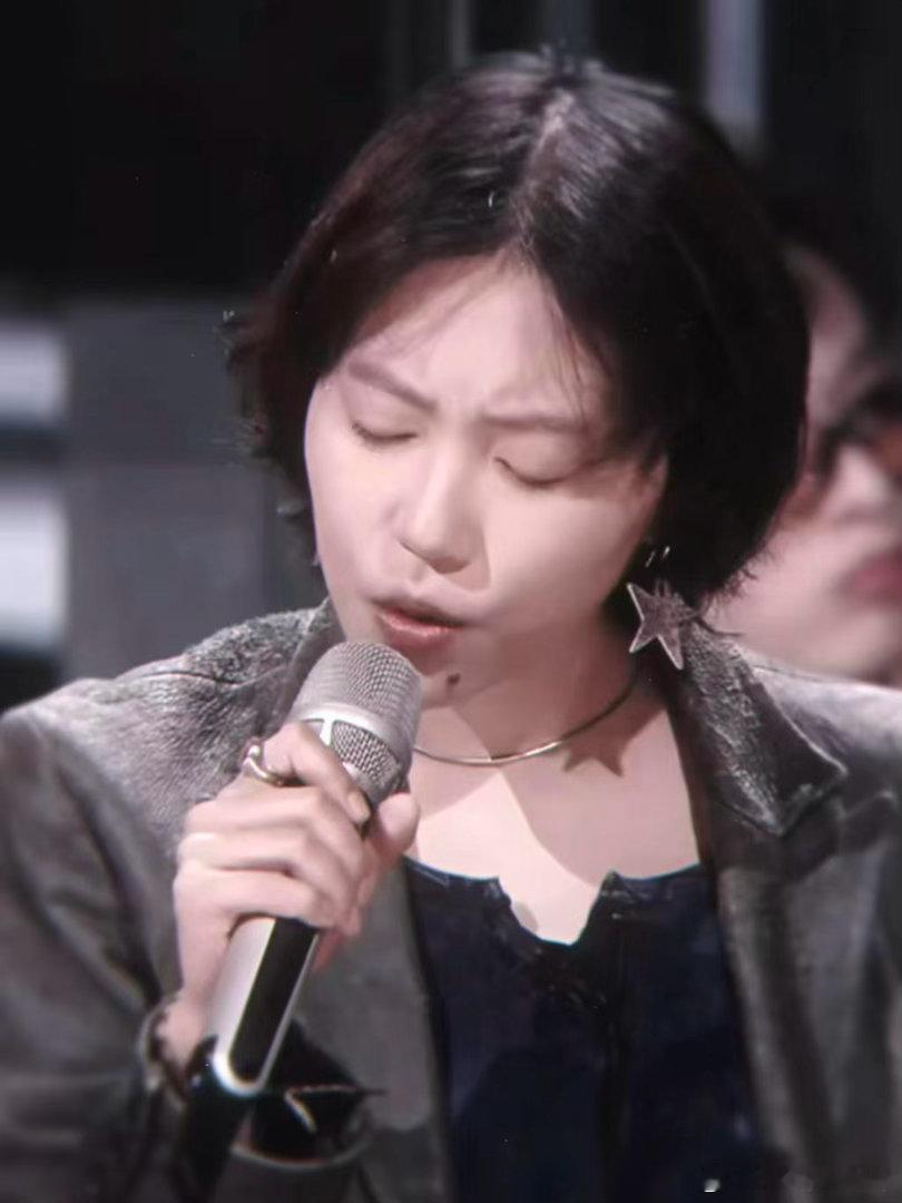 歌手直播不是刻意模仿，是刻在骨子里的艺术熏陶，窦靖童的演唱松弛又有层次，既有传承