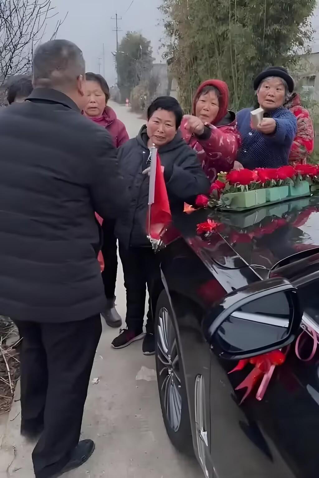 老家一对新人结婚，遇上档糟心事，6个人堵着道拦婚车，说是 “道喜”，实则要烟。一