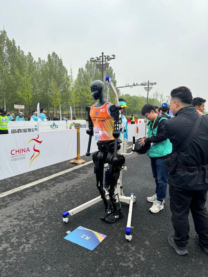 虽然不知道船长是谁？但对荣耀机器人亦庄马拉松首战就夺三连冠一事，分析的颇有道理。