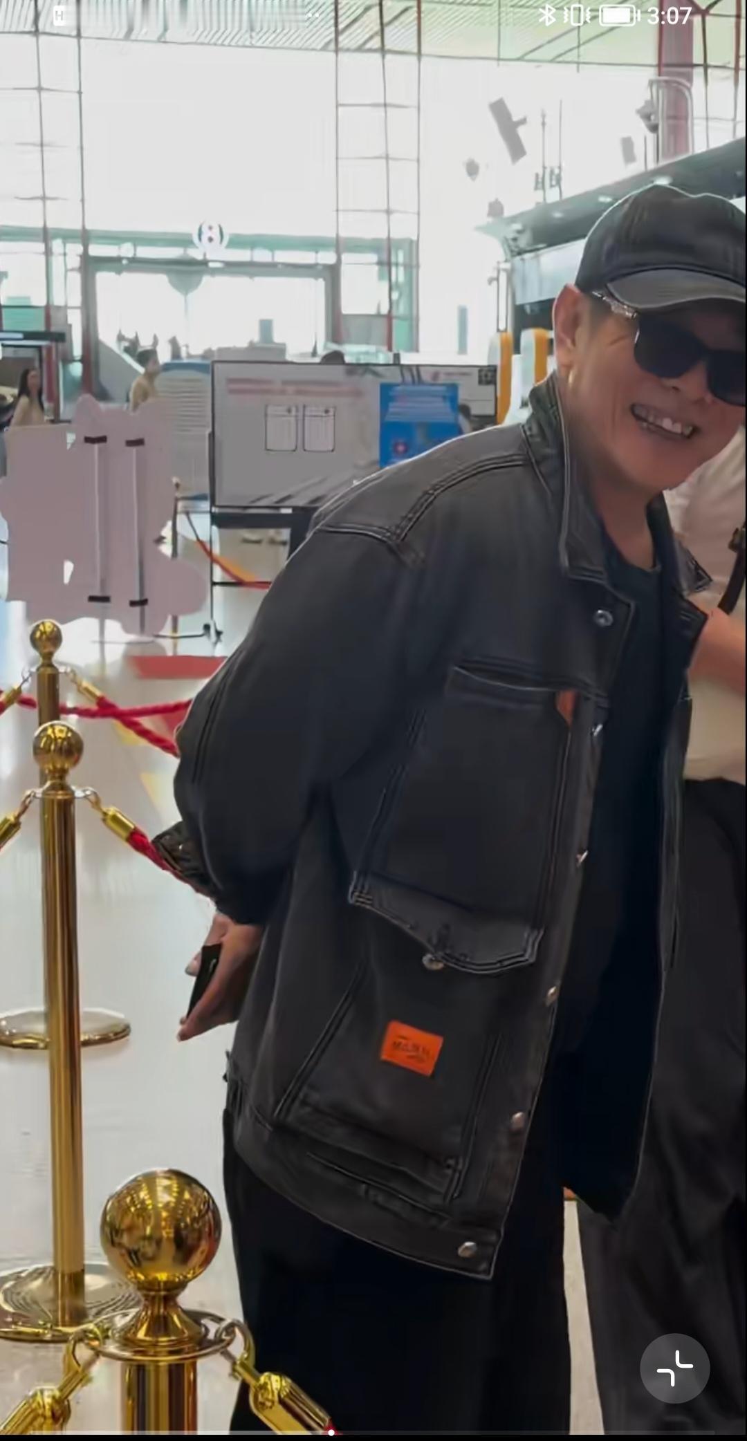 哈哈哈，双手背在身后是老男人的统一动作吗？李连杰这个东西挺标准，与普通街上散步的