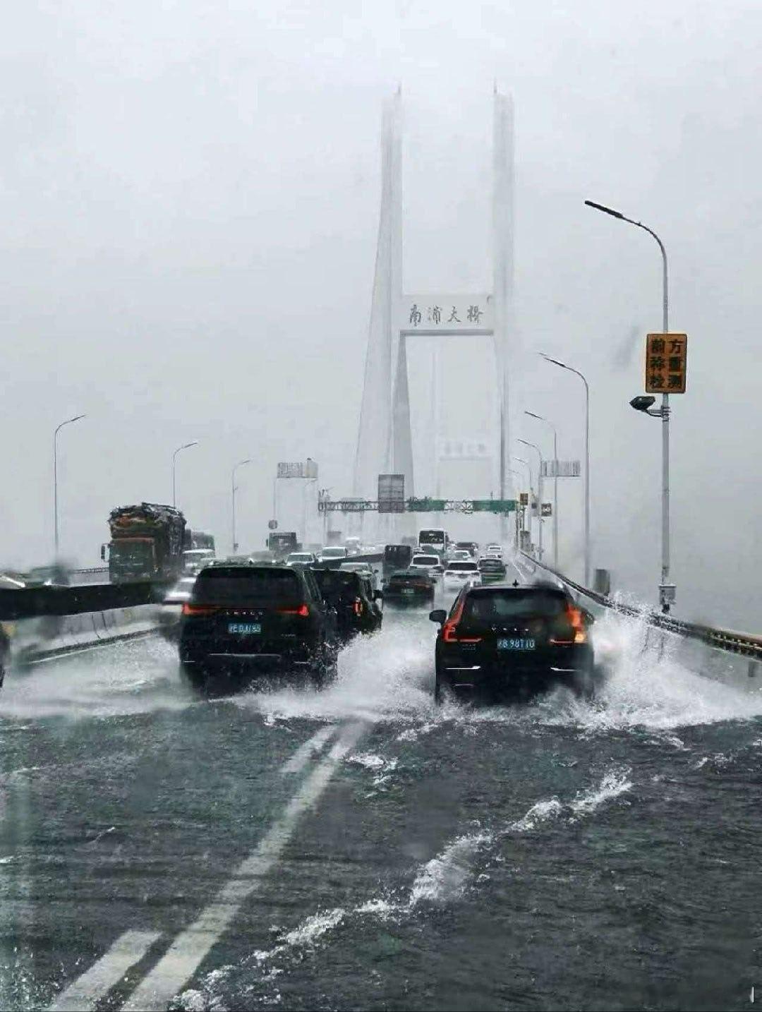 上海暴雨确实大的离谱，过江大桥上都会积水，可见当时雨量之大！ 