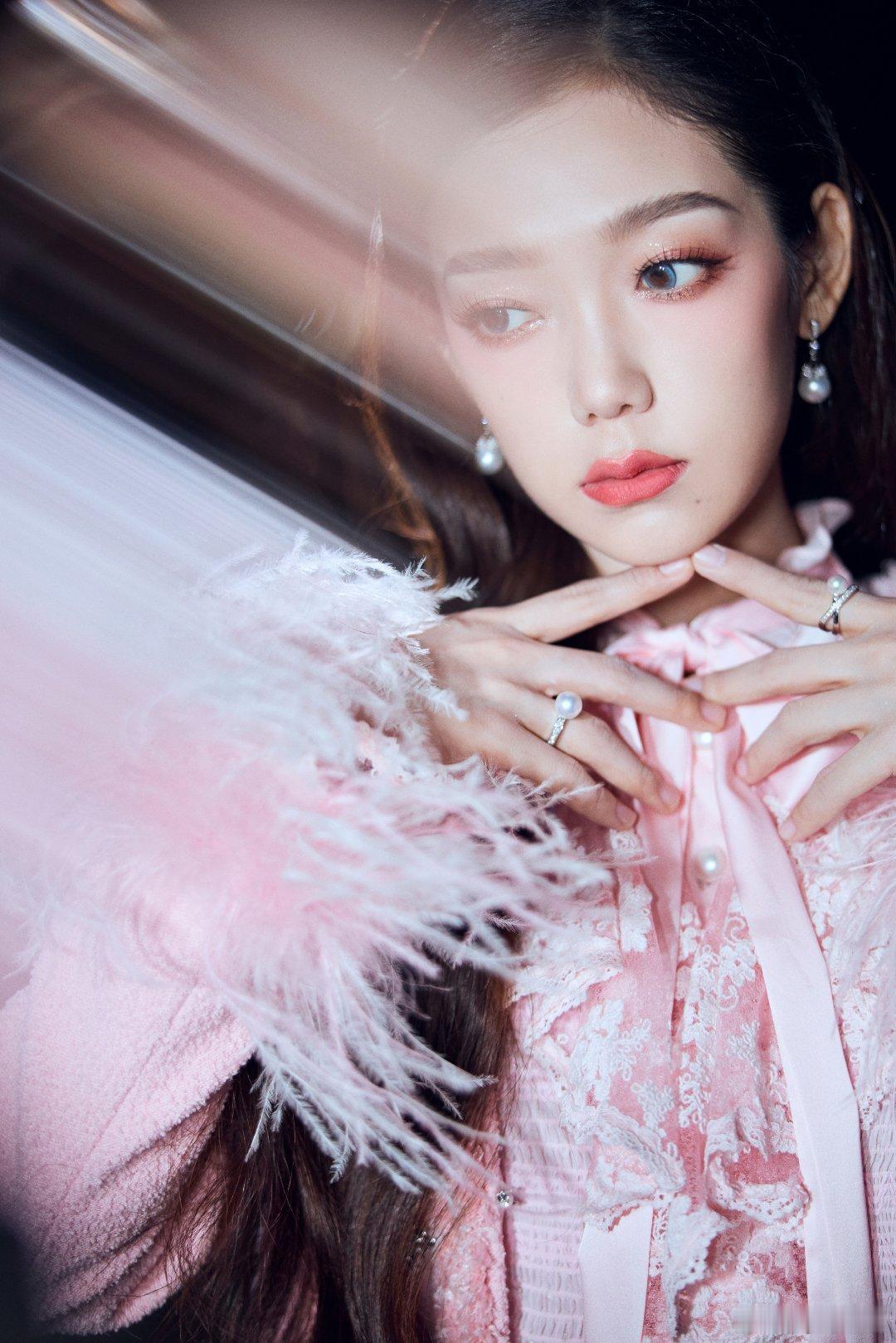 #硬糖少女303##希林娜依高# 今日份糖妹新鲜物料希林娜依高央视跨年晚会工作室