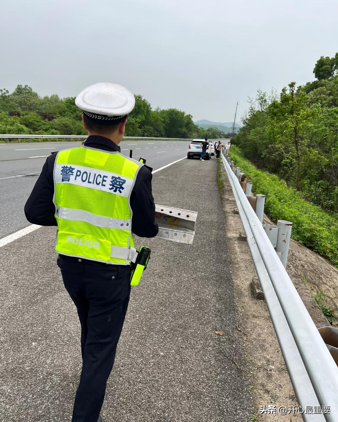 我表哥是一名高速交警，工资七千五，五险一金，福利待遇也不错。
可上班六年了，他竟