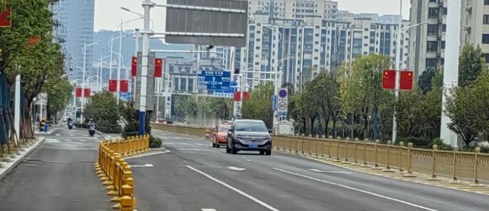 【元旦 将至 宿松城区焕新颜】元旦将至，近日，松兹街道组织党员干部、志愿者和居民