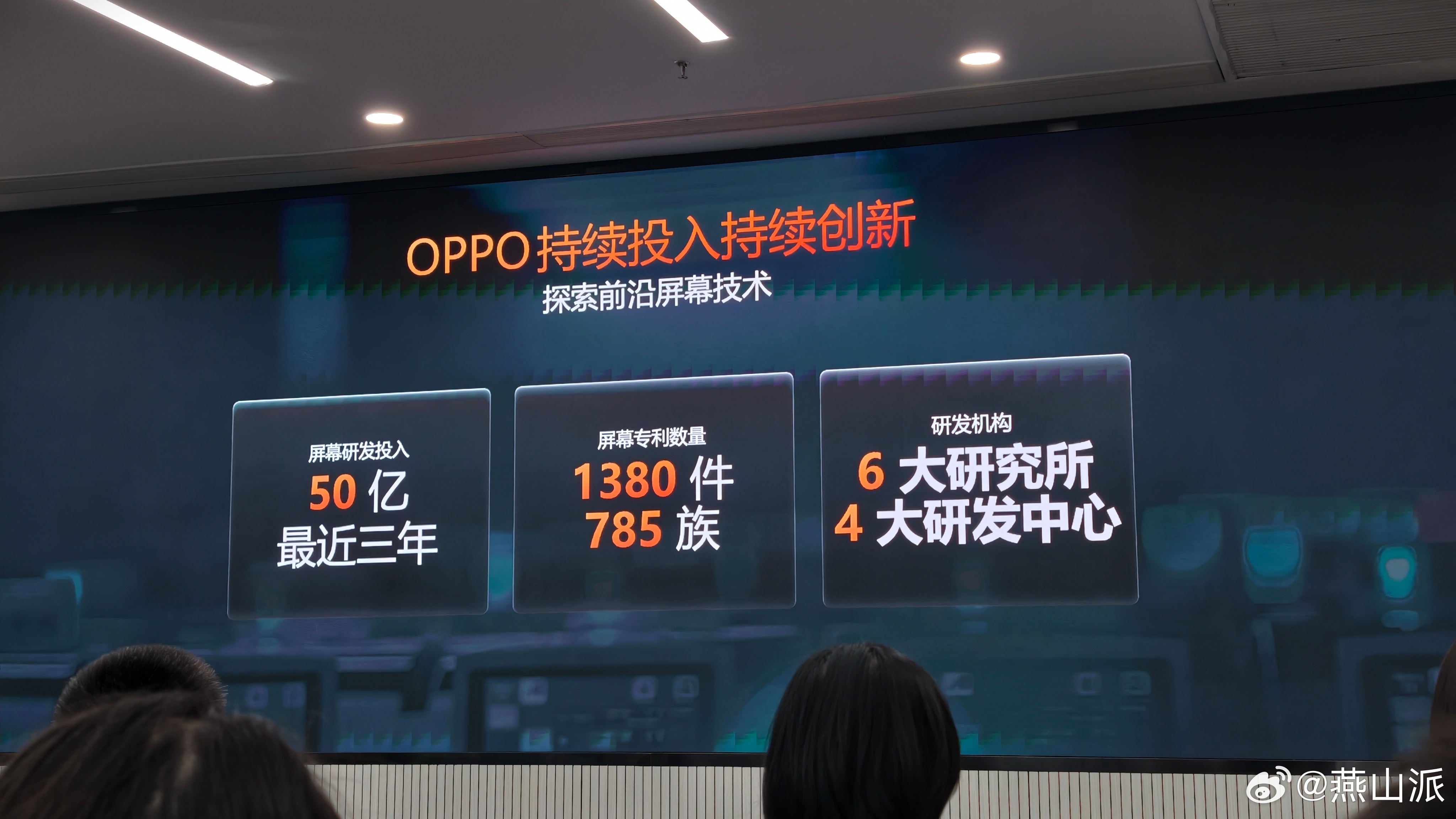 暗光亮度更一致，柔和不刺眼；暗光色彩更均一，观感更纯净；暗光色彩更舒适，久看不累