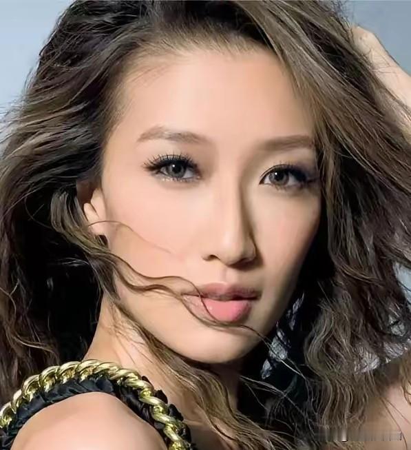谢婷婷的痛，是隔着太平洋的。
接到父亲谢贤去世的消息时，她在加拿大，过着和香港无