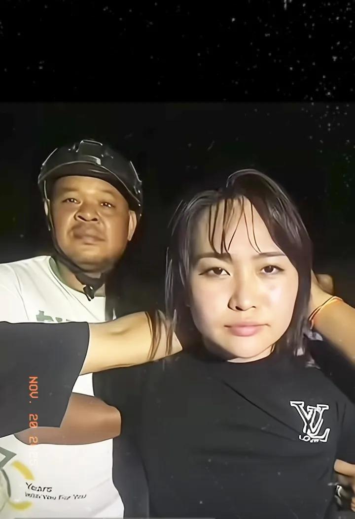 图片中这女子的眼神坚定
她成功的劫走了天下所有男人的心
为了她，男网友和女网友吵