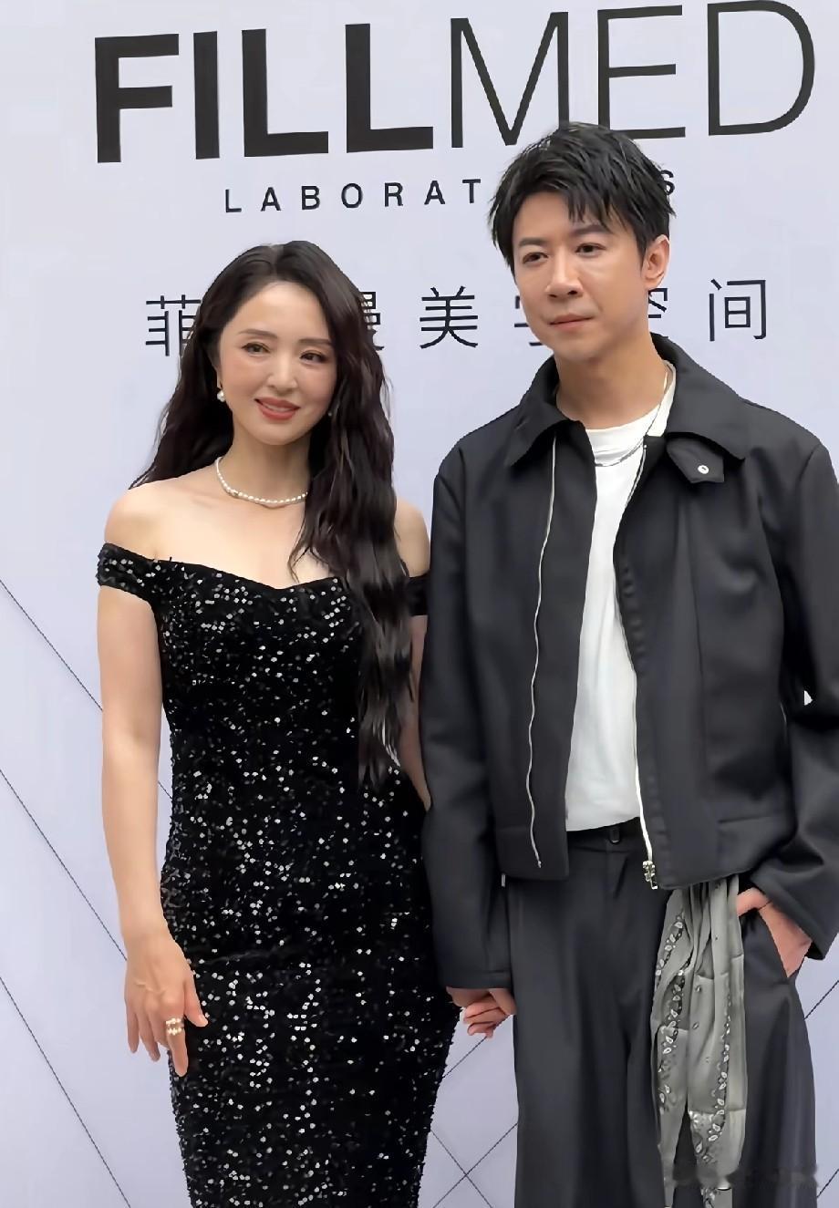 46岁董璇同框小8岁丈夫出席活动，夫妻状态反差引网友热议
 
近日，董璇携丈夫张