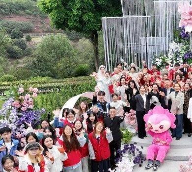 《结婚人数连年暴跌，90后、00后纷纷选择不婚，父母竟也坦然接受》前两天在小区门