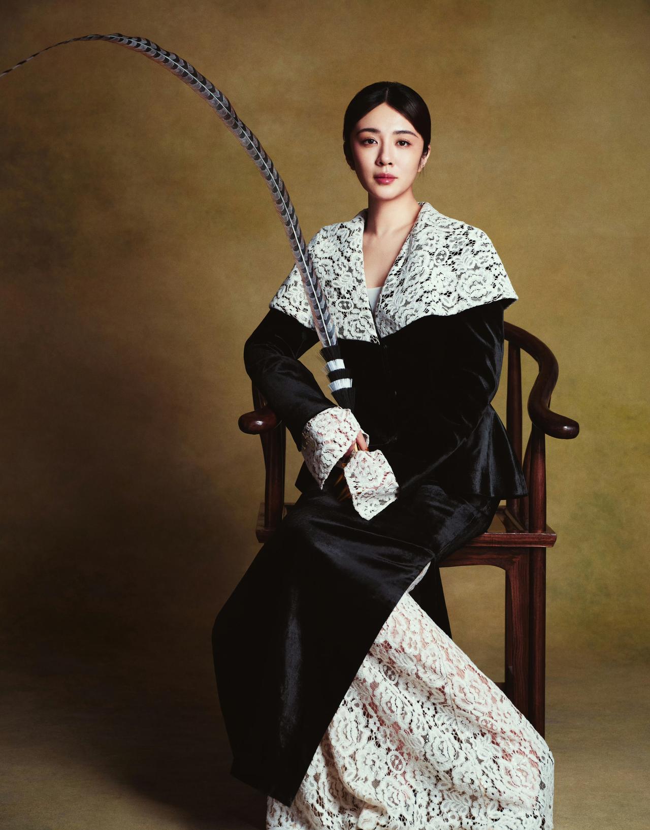 王晓晨此组写真堪称“东方摩登女神”的视觉宣言——在传统意象中注入当代审美，用服装