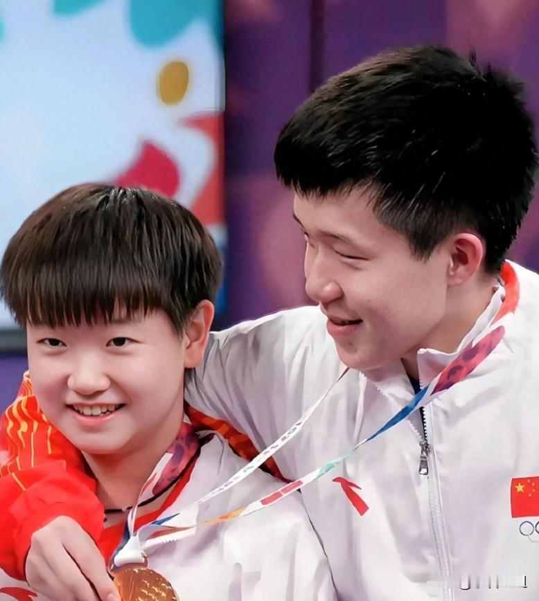 为什么孙颖莎王楚钦没跟樊振东一起“掀桌子”？  
今天我算看明白了，  
原来背