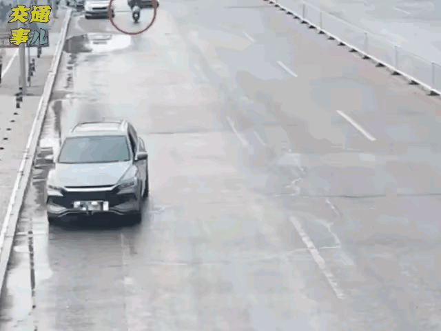 又是看手机，千万不要骑车、开车看手机，千万不要！否则撞上那一刻才知道教训有多深