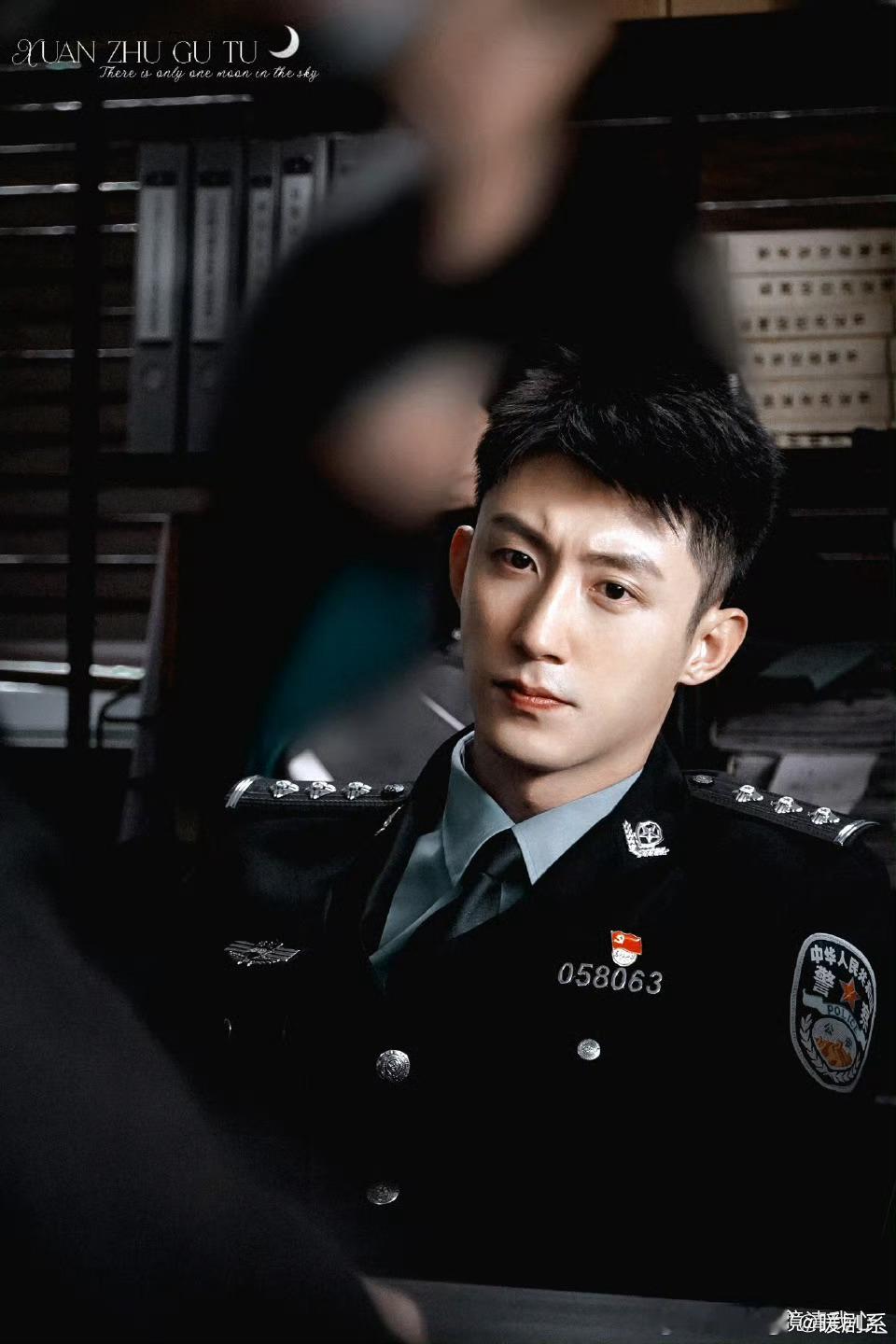 黄景瑜被甜品打了 面对超甜的甜品，黄景瑜先是硬着头皮尝试，结果被甜到五官变形，巧