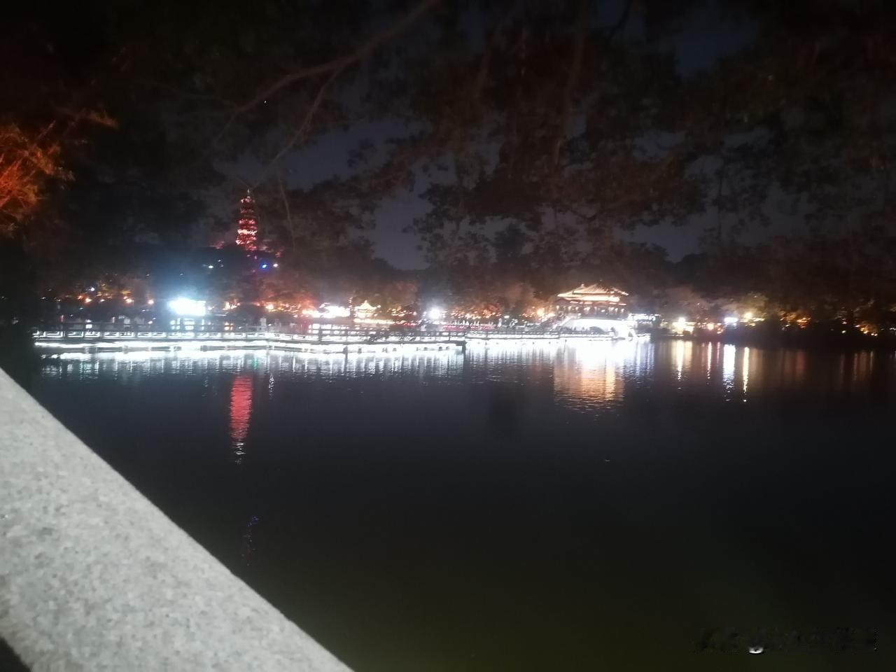 到处流光溢彩，灯火辉煌熠熠生辉光芒四射，西湖不夜天！