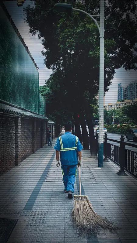 环卫工在你们心中是怎样的一个人环卫工人在我心中是城市的“守护者”，他们默默无闻、
