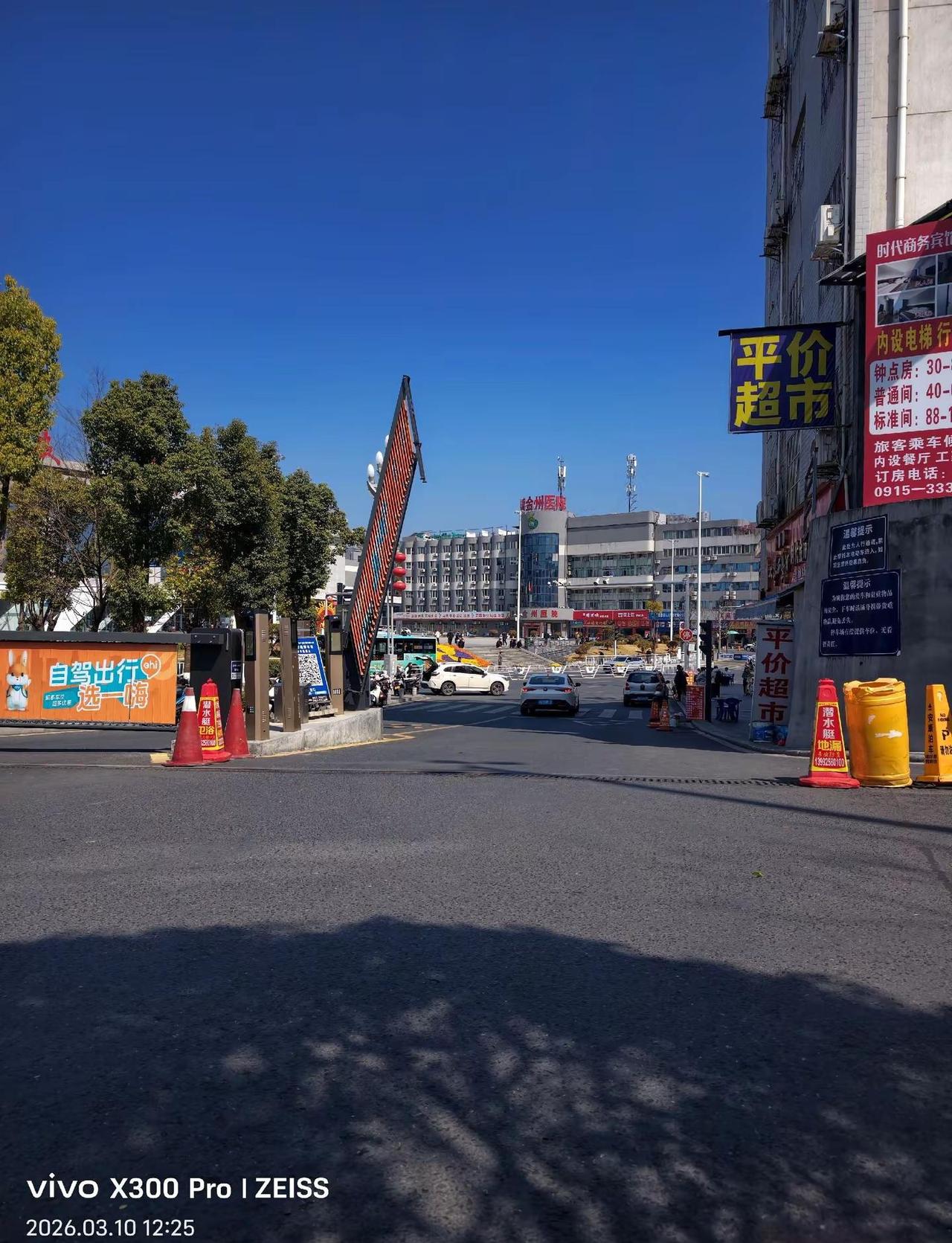 才三月中旬，这天气热得像提前入夏了。