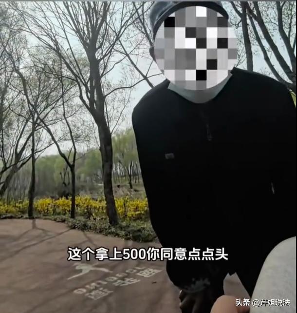 “有些大爷真的没脸没皮的”。一女子坐在公园里休息，却被一个猥琐的大爷盯上了。大爷