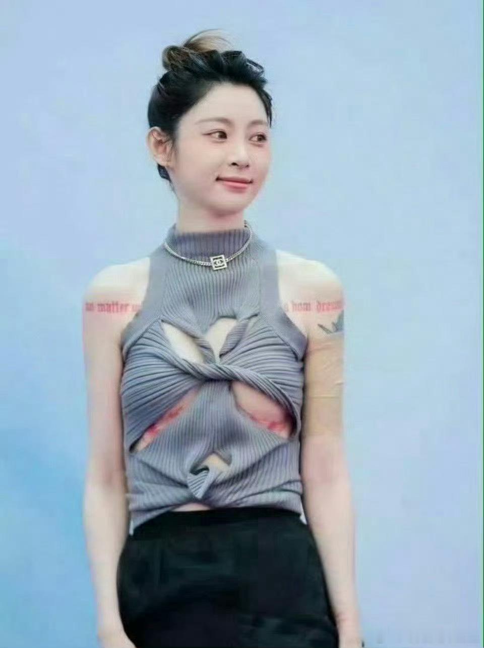 痞幼的生图，这衣服的设计有点复杂啊，好奇是怎么穿的 ​ ​​​